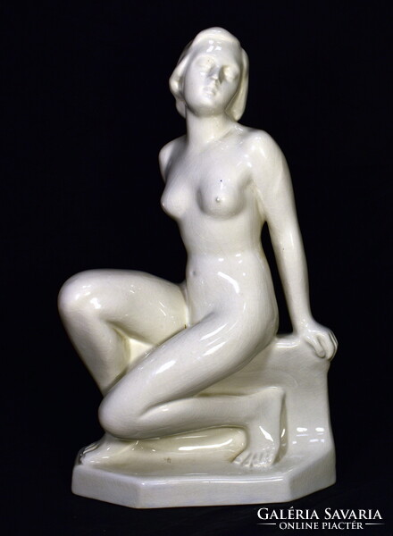 XX. sz. első fele magyar szobrász : PADON ÜLŐ AKT