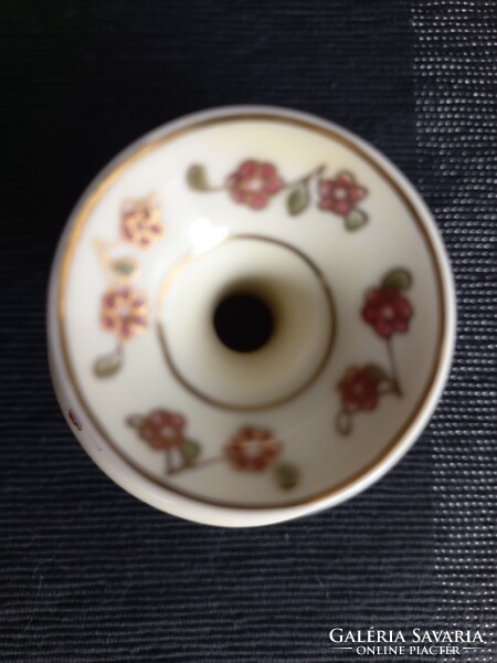 Zsolnay porcelán kis váza, vajszínű, aranyozott virágcsokros dekorációval