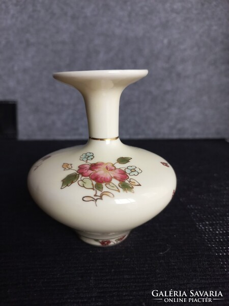 Zsolnay porcelán kis váza, vajszínű, aranyozott virágcsokros dekorációval