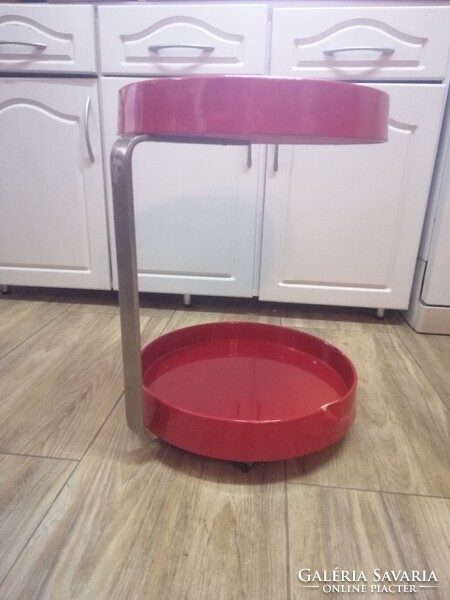 Vintage piros bárkocsi kerekeken, olasz dizájn, űrkorszaki  1970-s évek