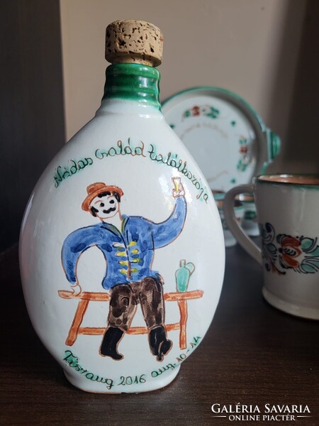 Kézzel festett magyar pálinkás és vendégváró készlet – kulacs, 6 kupica, tálca, kancsó és 2 bögre