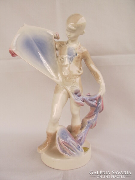 Jihokera kerámia papírsárkányt eregető fiú