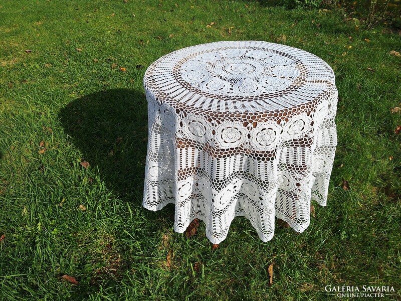 Horgolt , kerek csipke terítő, háromsoros rózsa mintával