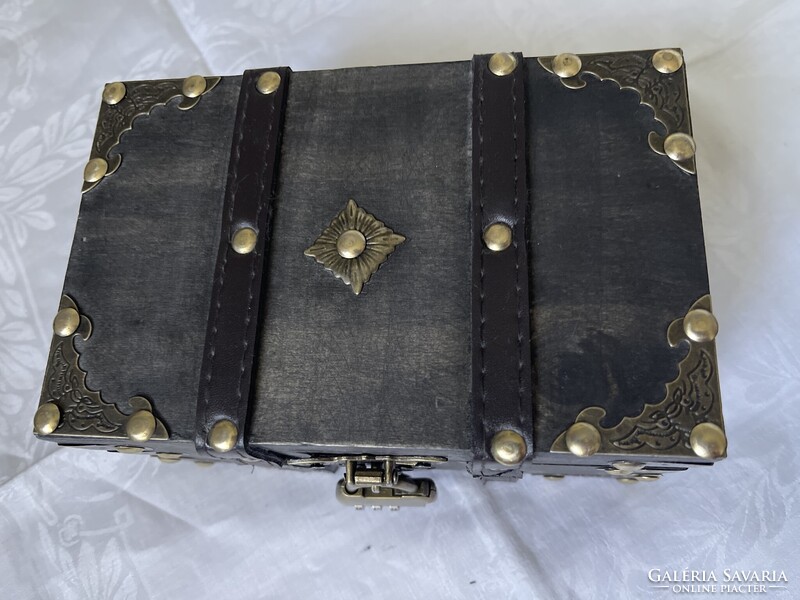 Számzáras ékszeres fa doboz fém szegecsekkel díszekkel masszív darab.