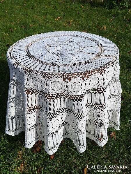 Horgolt , kerek csipke terítő, háromsoros rózsa mintával