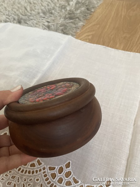 Régi különleges  fa doboz jelzett, tűzzománc képpel a tetején.