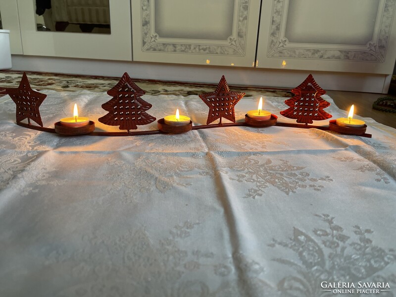 Nagyon szép nagy masszív piros fém gyertyatartó.