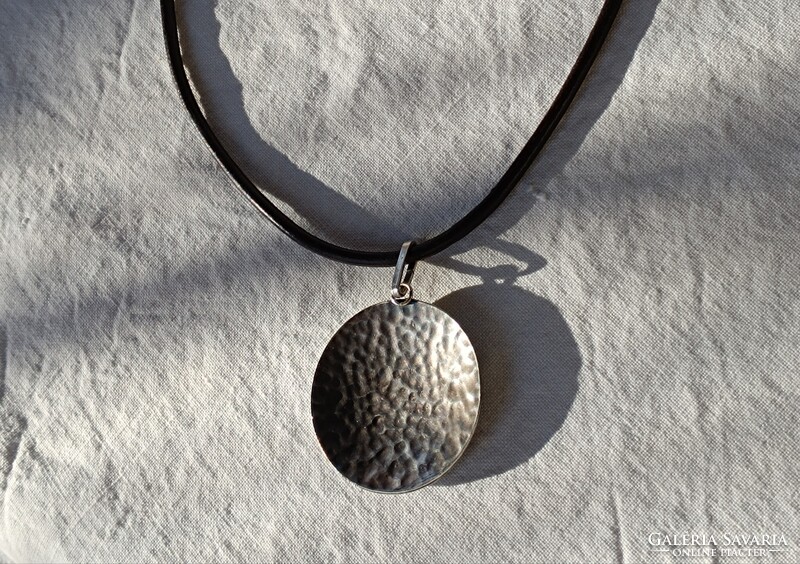 Ezüstözött spirál nagyméretű medál, új bőr 0,4 cm-es zsinóron orvosi fém kapoccsal