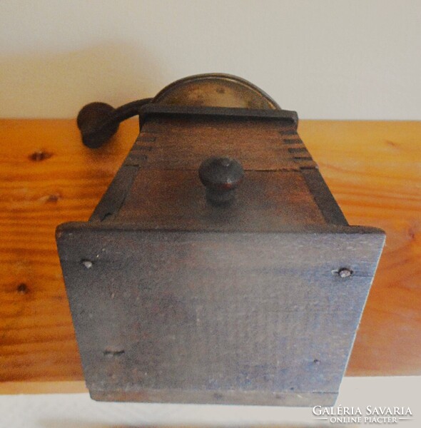 Antik fadobozos kávédaráló (fiókos, réz beöntős)  Jelzett: M.G. Garantirt