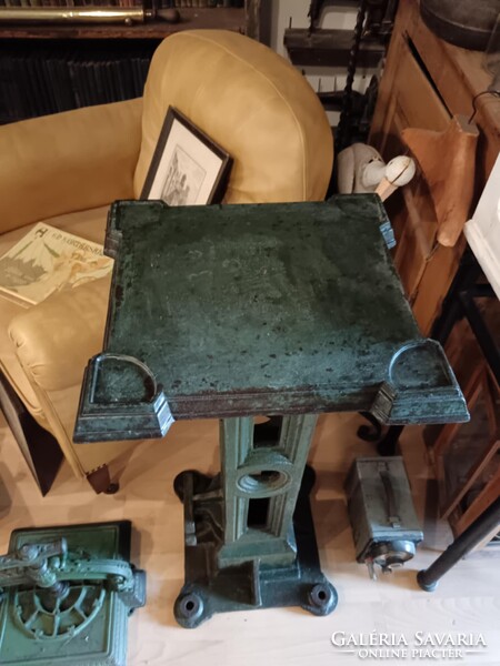 Iparis stílusú posztamens, antik vas alapzat, talán valamilyen gépláb, vagy kandeláber láb, zöldes