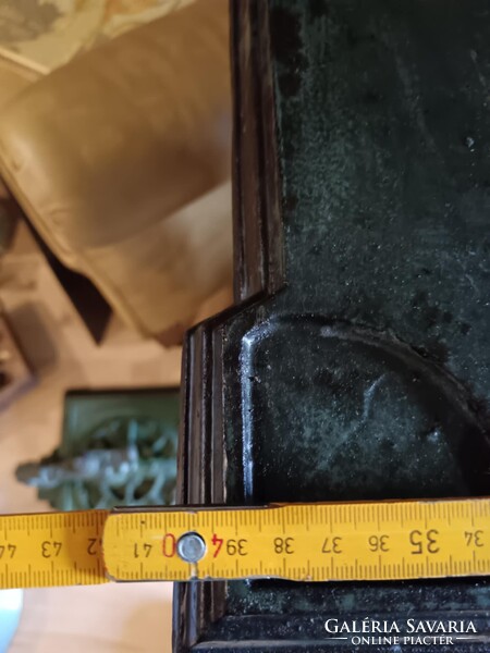 Iparis stílusú posztamens, antik vas alapzat, talán valamilyen gépláb, vagy kandeláber láb, zöldes