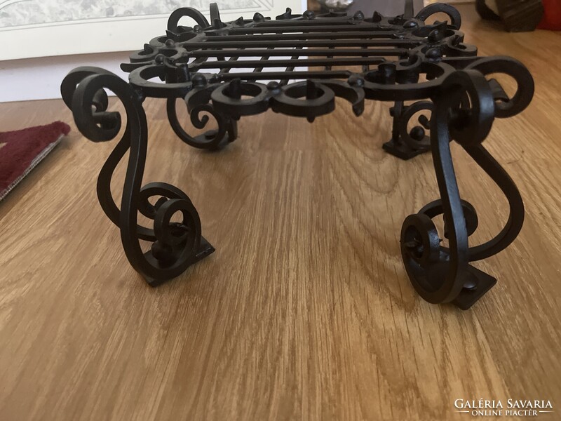 Látványos nagy kovácsoltvas virágtartó, szobor tartó.