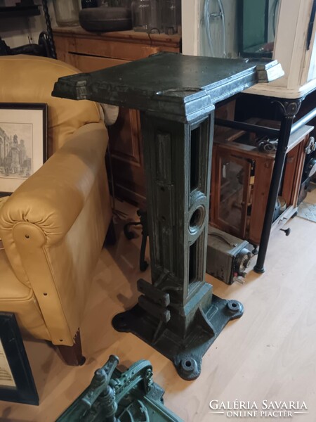 Iparis stílusú posztamens, antik vas alapzat, talán valamilyen gépláb, vagy kandeláber láb, zöldes