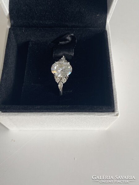 925 sterling ezüst gyűrű ovális moissanite gyémánttal.