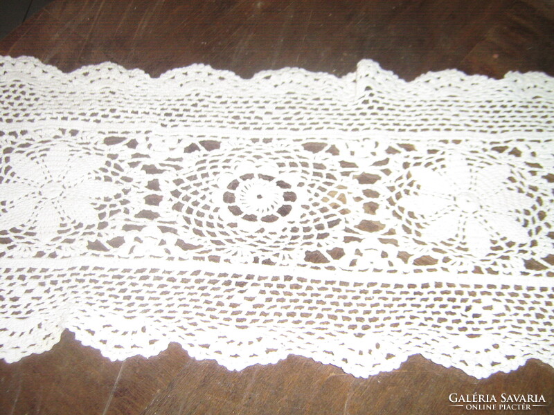Gyönyörű horgolt antik fehér csipke terítő