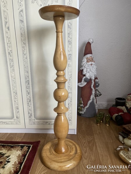 Faragott fa nagy posztamens szobor, vagy virágtartó masszív darab.