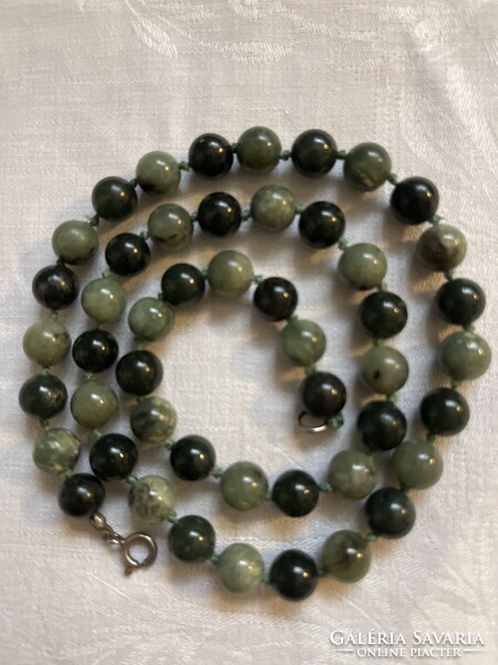 Gyönyörű különleges jáde gyöngysor.