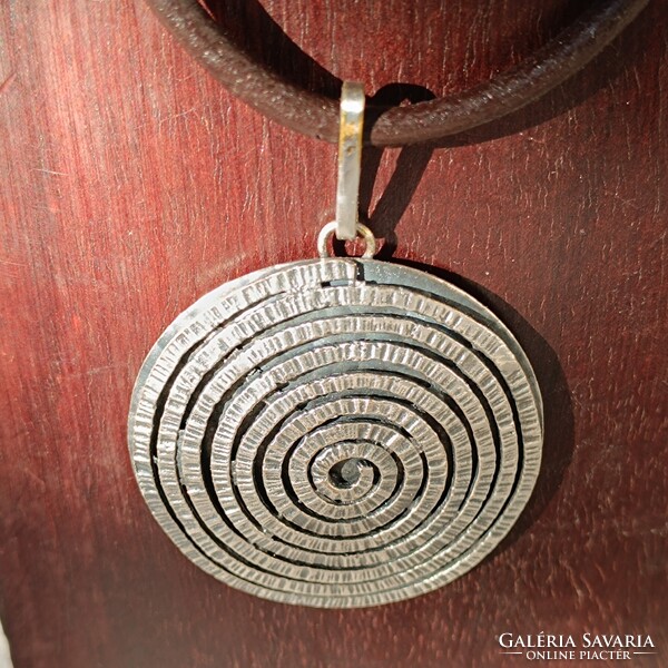 Ezüstözött spirál nagyméretű medál, új bőr 0,4 cm-es zsinóron orvosi fém kapoccsal