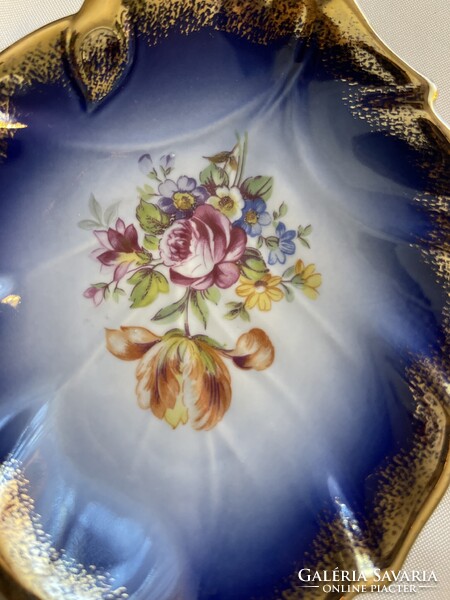 Gyönyörűséges Német levél porcelán kínáló.