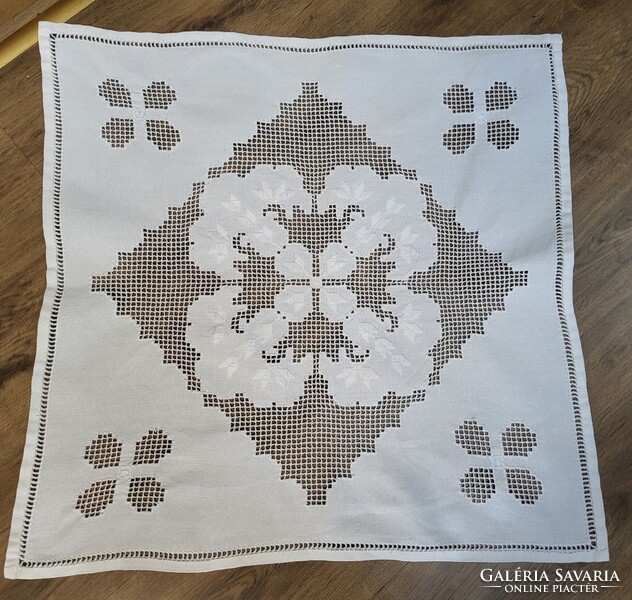 GYÖNYÖRŰ ÚJ ÁLLAPOTÚ FEHÉR ÁTTÖRT  AZSÚR MINTÁS HÍMZETT SZÖVÖTT TERÍTŐ/ASZTALKÖZÉP