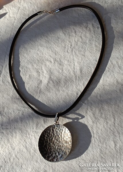 Ezüstözött spirál nagyméretű medál, új bőr 0,4 cm-es zsinóron orvosi fém kapoccsal