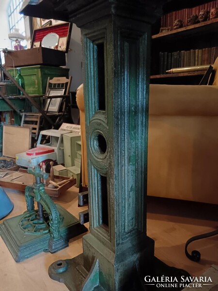 Iparis stílusú posztamens, antik vas alapzat, talán valamilyen gépláb, vagy kandeláber láb, zöldes