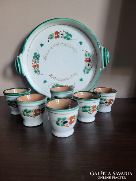 Kézzel festett magyar pálinkás és vendégváró készlet – kulacs, 6 kupica, tálca, kancsó és 2 bögre