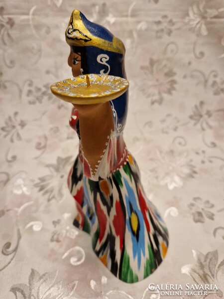 Üzbegisztáni népviseletes szépség kerámia gyertyatartó 24 cm