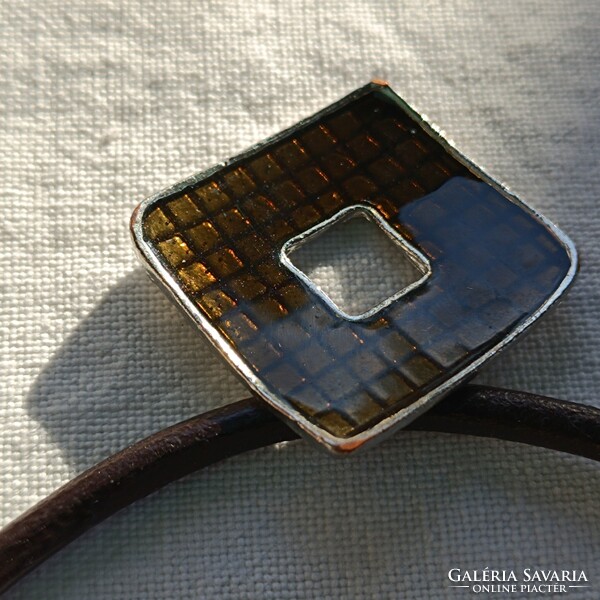 Tűzzománc nyaklánc és fülbevaló szett bőrrel kombinálva