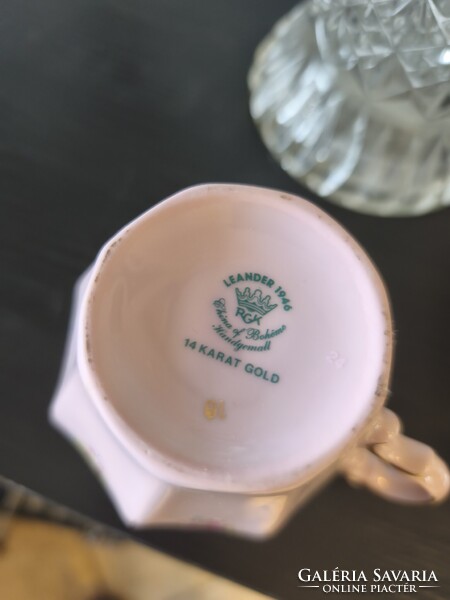 Porcelán és üveg tárgyak egyben