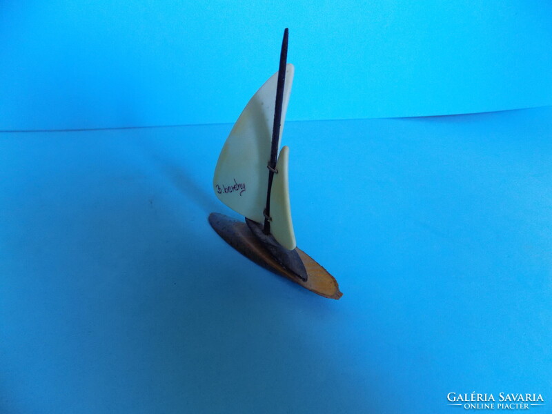 Balatonberény emlék vitorláshajó, retró Balatoni emlék hajó