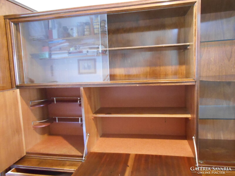 Retro Vitrines szekrény akasztós résszel