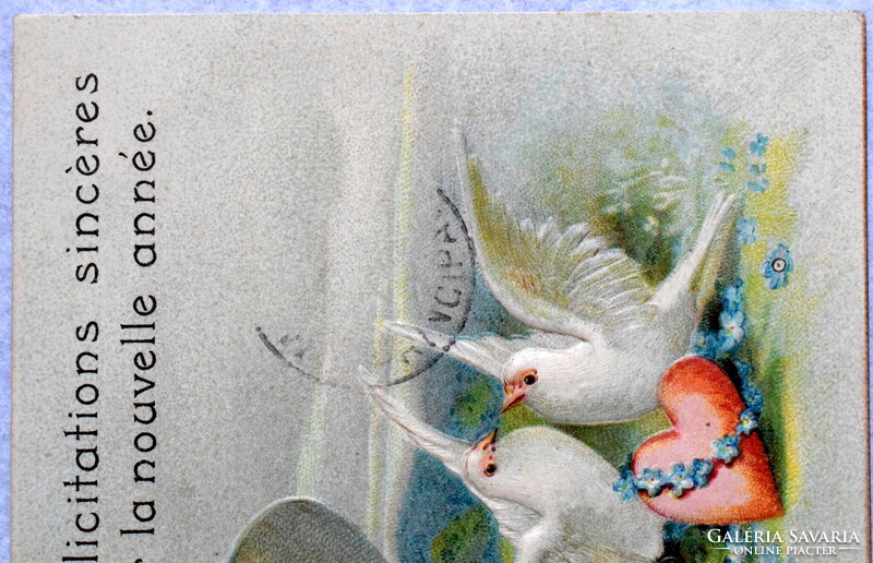 Antik dombornyomott Újévi üdvözlő képeslap -  angyalka kalappal ,  galambok . 4levelű lóhere