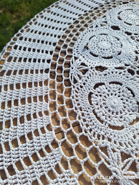 Horgolt , kerek csipke terítő, háromsoros rózsa mintával