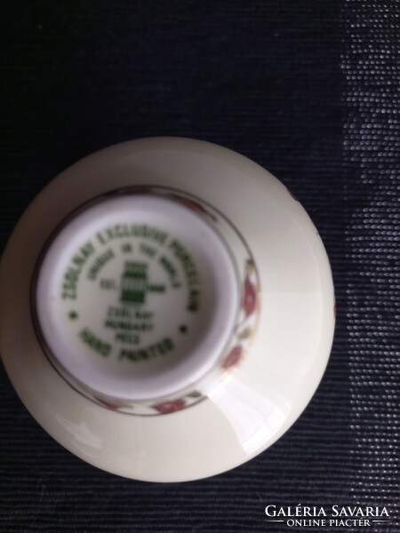 Zsolnay porcelán kis váza, vajszínű, aranyozott virágcsokros dekorációval