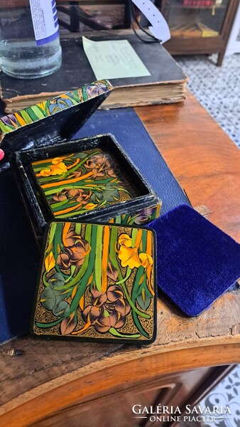 Vintage poháralátét készlet dobozban, fa, lakkozott írisz mintás, alja bársony, 6+1 db