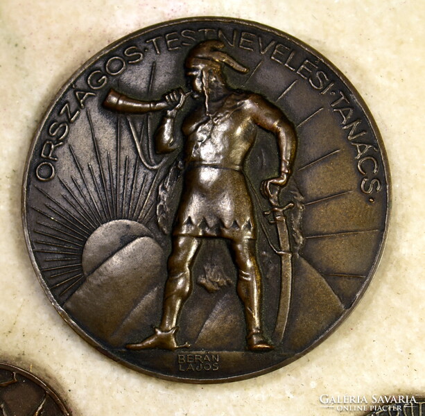 Berán Lajos (1882-1943) ORSZÁGOS TESTNEVELÉSI TANÁCS ÉS MÁSIK 2 ÉREMMEL ... MÁRVÁNY ASZTALDÍSZ