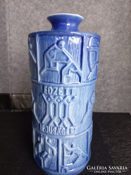 Retró Zsolnay kék KISZ porcelán váza, 20 cm magas