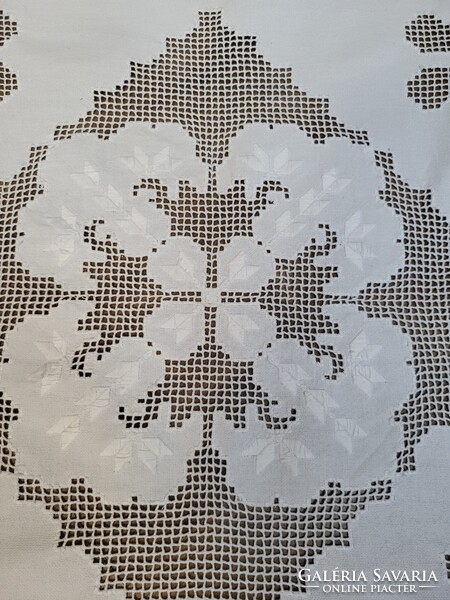 GYÖNYÖRŰ ÚJ ÁLLAPOTÚ FEHÉR ÁTTÖRT  AZSÚR MINTÁS HÍMZETT SZÖVÖTT TERÍTŐ/ASZTALKÖZÉP