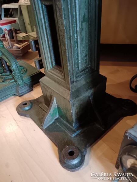 Iparis stílusú posztamens, antik vas alapzat, talán valamilyen gépláb, vagy kandeláber láb, zöldes