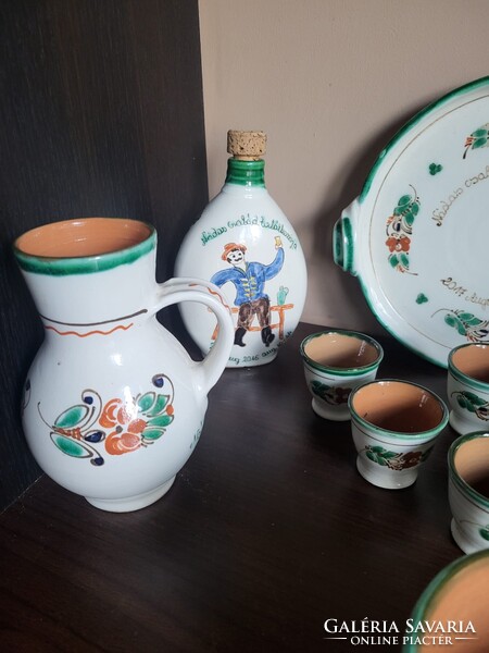 Kézzel festett magyar pálinkás és vendégváró készlet – kulacs, 6 kupica, tálca, kancsó és 2 bögre