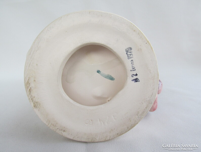 Jihokera kerámia papírsárkányt eregető fiú