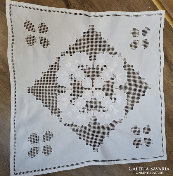 GYÖNYÖRŰ ÚJ ÁLLAPOTÚ FEHÉR ÁTTÖRT  AZSÚR MINTÁS HÍMZETT SZÖVÖTT TERÍTŐ/ASZTALKÖZÉP