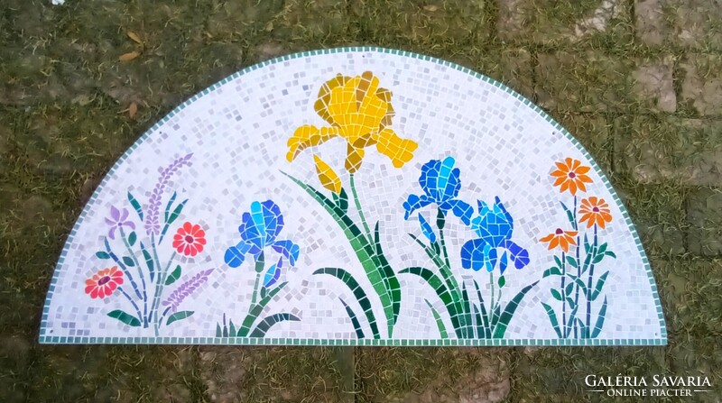 Egyedi, kézzel készült, félkör alakú mozaikos falikép, virágmintával