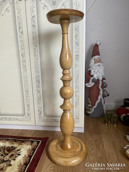 Faragott fa nagy posztamens szobor, vagy virágtartó masszív darab.