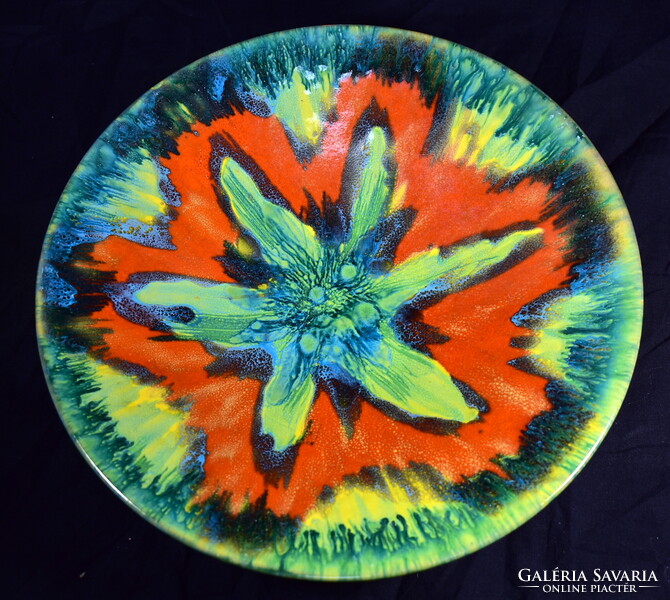 GAZDAG ÉLÉNK SZÍNEKKEL JELZETT FESTETT MÁZAS KERÁMIA FALI DÍSZTÁL