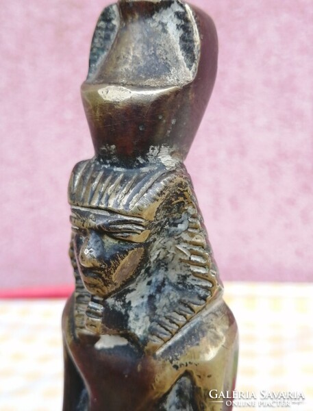 Ramszesz. Egyiptomi fáraó bronz szobra hieroglifákkal díszítve