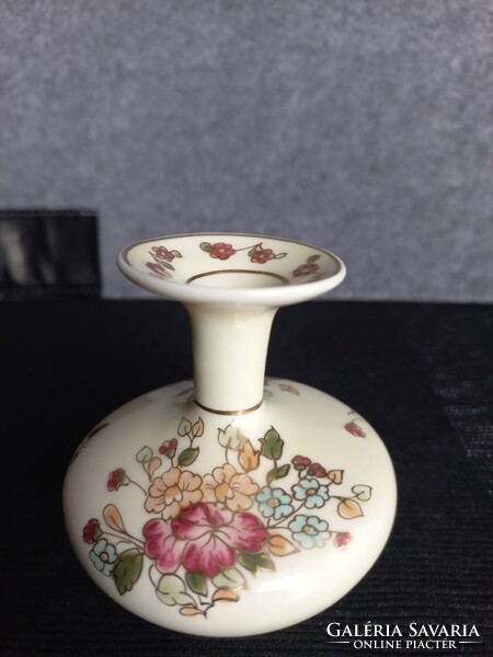 Zsolnay porcelán kis váza, vajszínű, aranyozott virágcsokros dekorációval