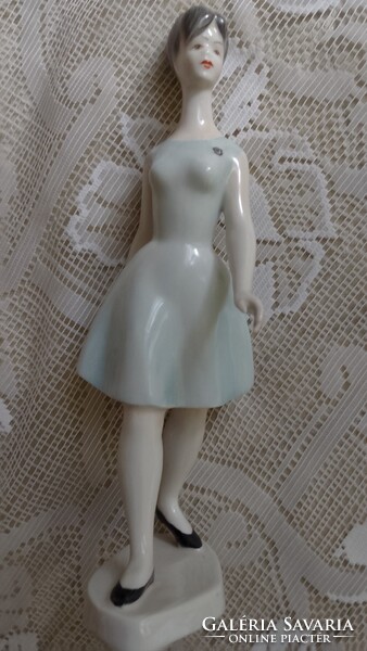 Kézzel festett hollóházi nő