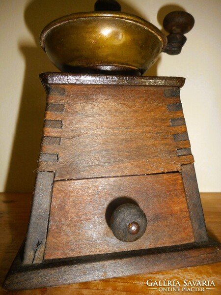 Antik fadobozos kávédaráló (fiókos, réz beöntős)  Jelzett: M.G. Garantirt